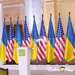 flagi-ukrainy-na-podstavke-s-flagshtokom-foto